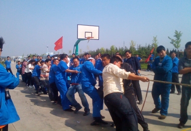 “五四”青年拔河比賽